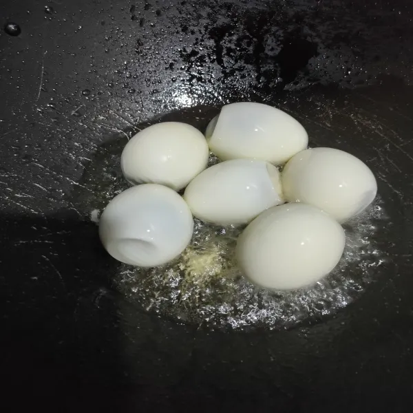 Kupas telur, kemudian goreng hingga berkulit, angkat dan tiriskan.