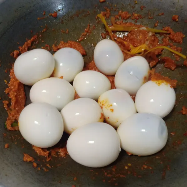 Setelah bumbu matang, masukkan telur.