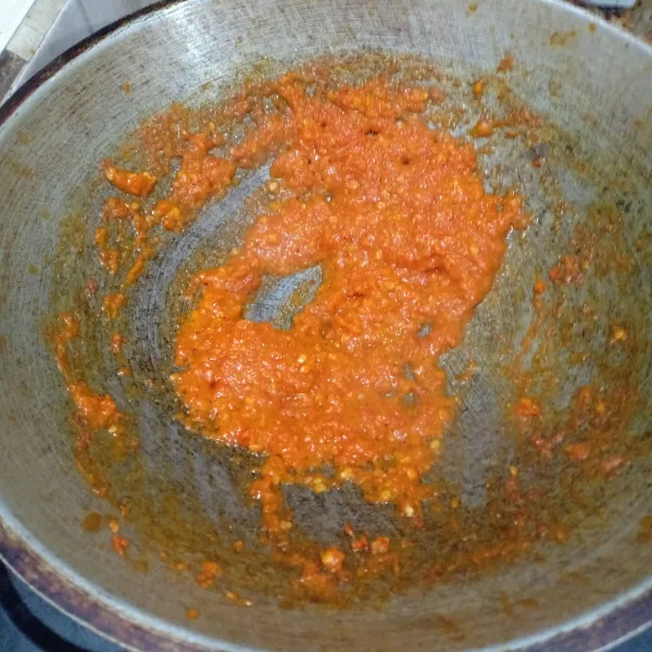 Tumis bahan sambal sampai harum