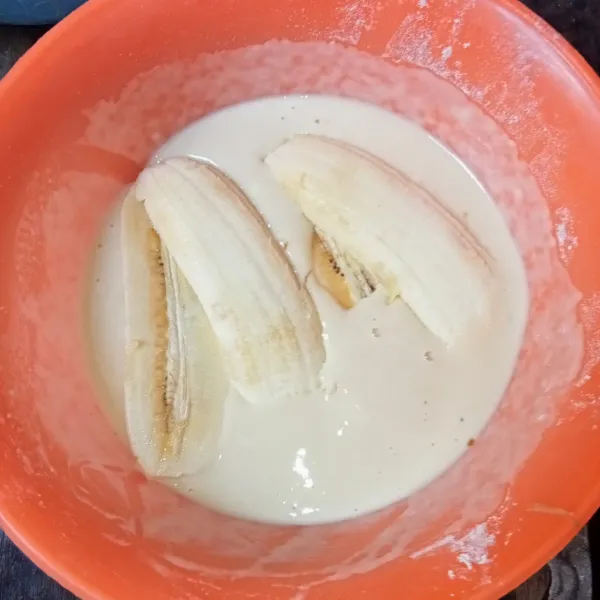 Celupkan pisang kedalam adonan hingga merata.