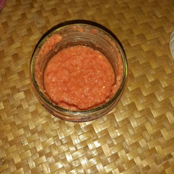 Haluskan semua bahan bumbu dengan blender atau bisa diuleg.