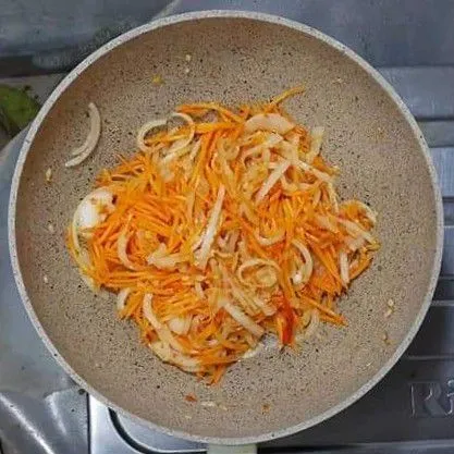 Masukkan wortel, aduk-aduk sampai tercampur rata.