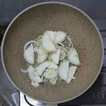 Panaskan minyak, tumis bawang bombay sampai terpisah-pisah dan harum.