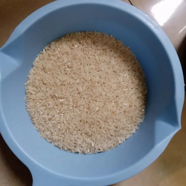 Siapkan beras, cuci sampai bersih.