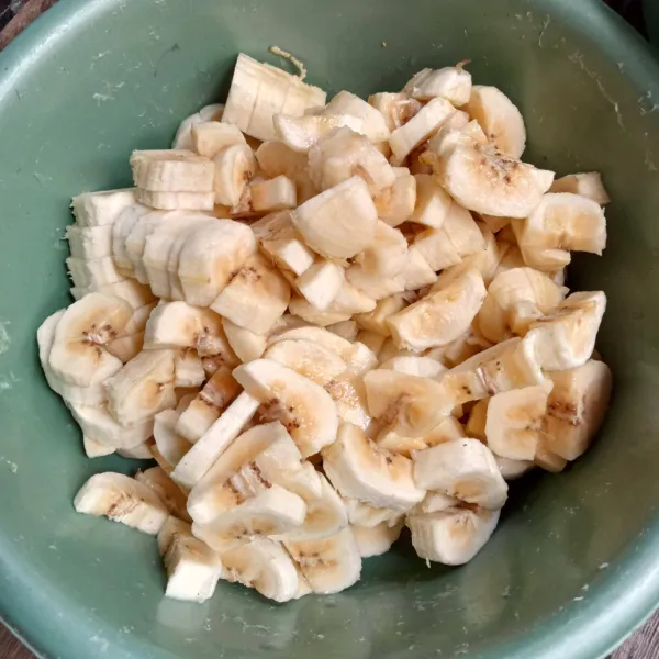 Kupas pisang dan potong-potong.