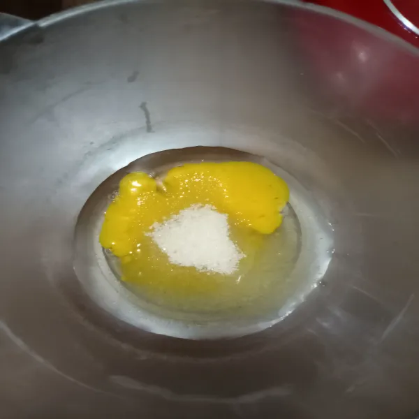 Dalam wadah, masukkan telur dan gula. Kocok sampai tercampur rata.