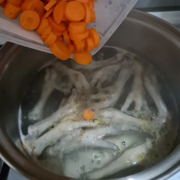 Masak hingga ceker ayam empuk, lalu masukkan wortel yang telah di potong-potong.