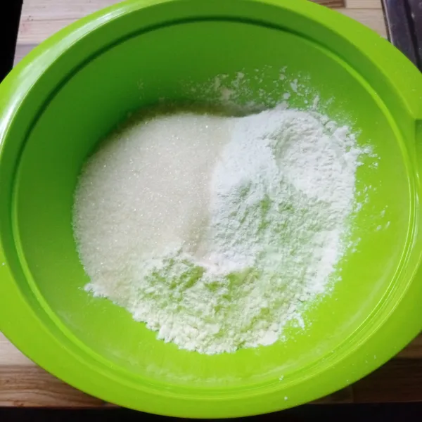 Dalam wadah, campur terigu, tepung beras, gula pasir dan garam.