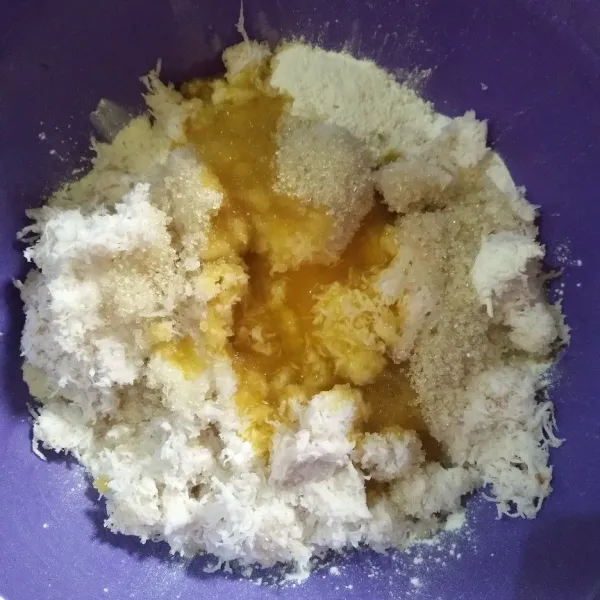 Campurkan tepung beras, kelapa parut, gula pasir, garam, dan margarin, aduk rata.