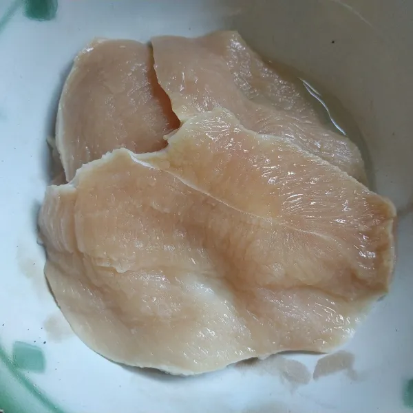 Pipihkan ayam dengan cara dipukul-pukul supaya bumbu lebih meresap dan daging empuk.