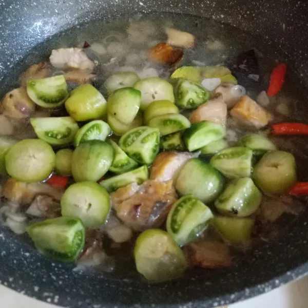 Masukkan belimbing dan tomat hijau, masak sebentar, jika suka belimbingnya hingga lunak bisa lebih lama dimasak. Siap disajikan.