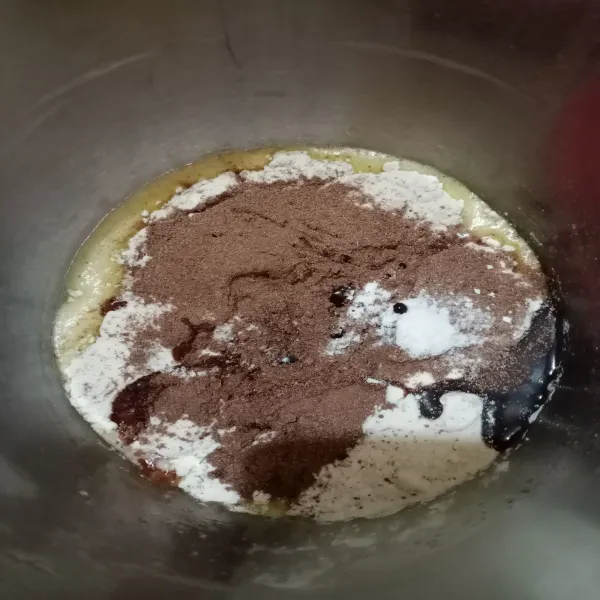Masukkan tepung terigu, chocolatos, baking powder, 30 ml air dan susu kental manis. Kemudian aduk rata.