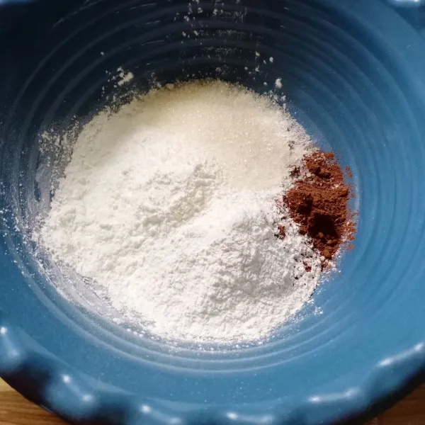 Masukkan tepung beras, maizena, gula pasir dan coklat bubuk kedalam wadah. Aduk rata.