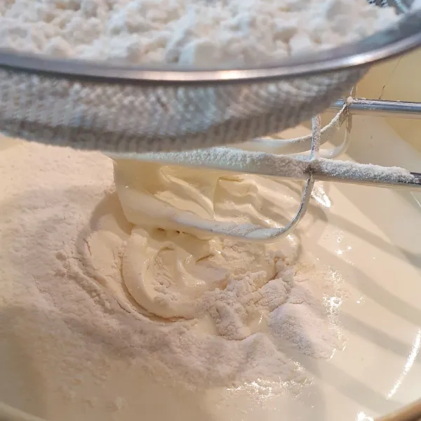 Tambahkan vanili, susu bubuk dan tepung terigu yang sudah diayak. Mixer sebentar hingga tercampur.