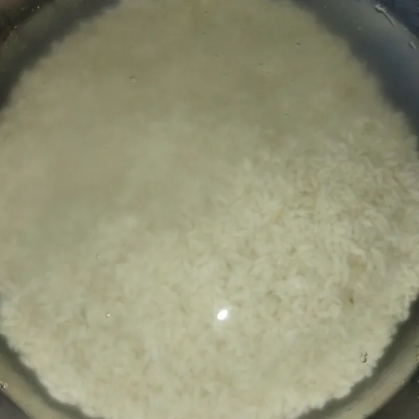 Siapkan beras ketan, lalu bilas sekitar 3 kali, lalu rendam minimal 1 jam.
