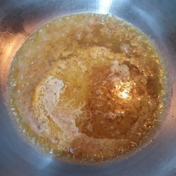Panaskan wajan, beri minyak. Tumis bumbu halus hingga harum kemudian tambahkan margarin.