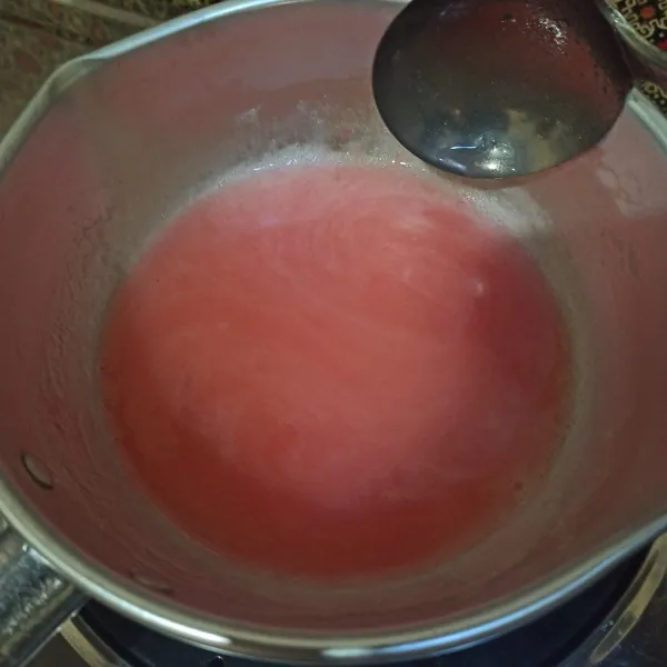 Masak lapisan kedua, ambil 100 ml bahan jelly beri jus jambu, masak hingga mendidih, tuang perlahan di atas lapisan kedua (jika lapisan1 terlanjur keras tusuk dengan garpu/tusuk sate/tusuk lihi perlahan di seluruh permukan lapisan 1)