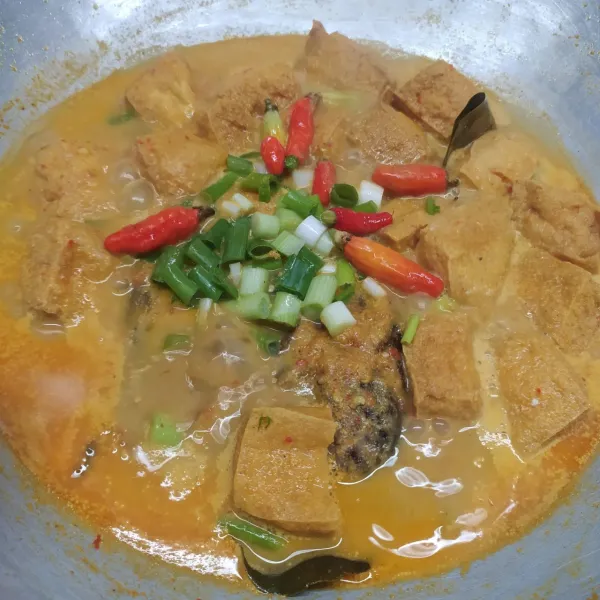 Masukkan irisan daun bawang dan cabai rawit. Bumbui dengan garam dan gula pasir secukupnya, aduk rata sambil cicipi rasanya sesuai selera.