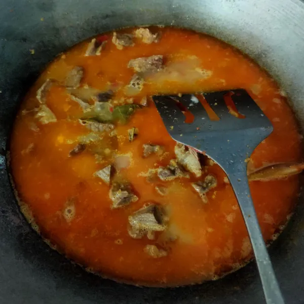 Tambahkan air, masak hingga mendidih.