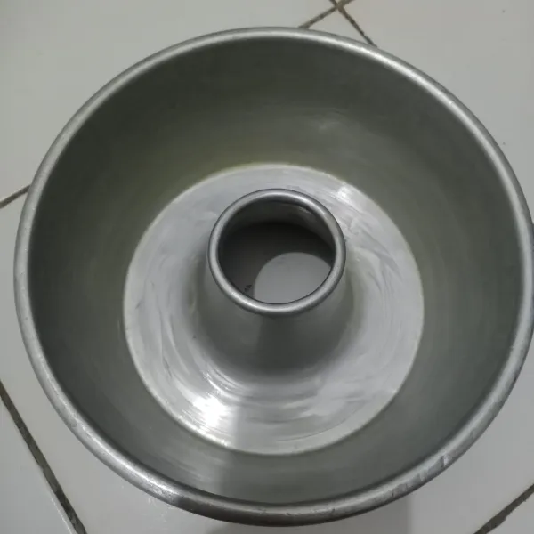 Olesi loyang dengan carlo/ margarin (saya gunakan loyang tulban diameter 20 cm tinggi 9 cm).