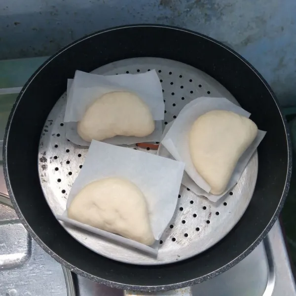 Lipat adonan. Disela-sela lipatan diberi pembatas kertas baking yang dipotong, lalu taruh adonan di atas kertas baking lagi, diamkan selama 30 menit. Kemudian kukus selama 10 menit. Angkat dan siap disajikan dengan isiannya.