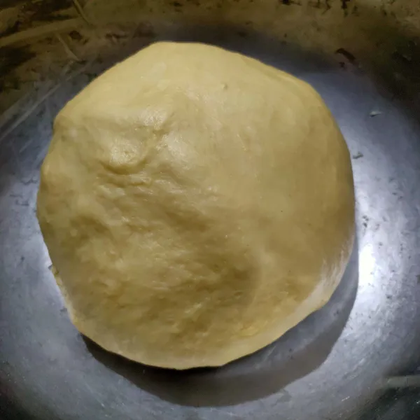 Setelah kalis tutup dengan kain bersih atau plastik wrap, diamkan hingga mengembang 2x lipat.