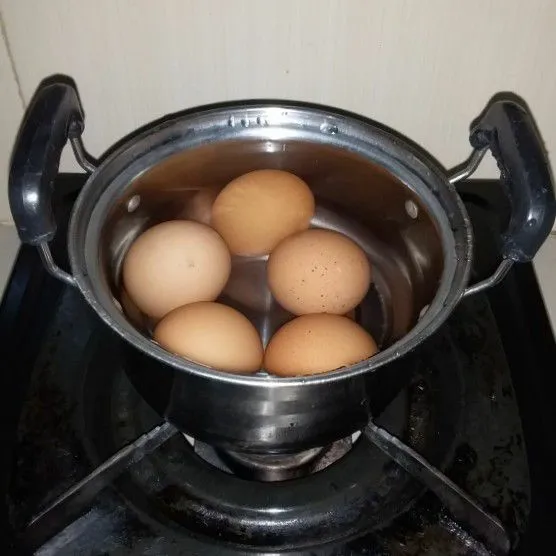 Rebus telur hingga matang, kemudian kupas.