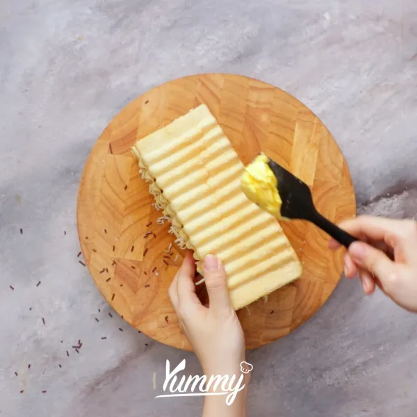 Oles bagian luar roti dengan margarin.
