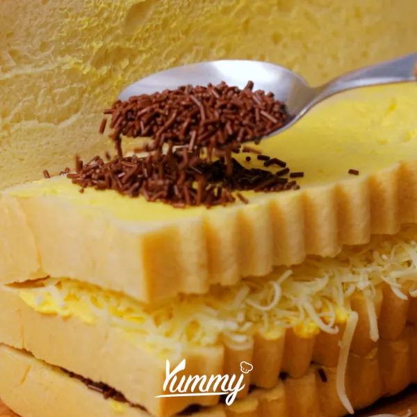 Oleskan sisi dalamnya dengan margarin, Taburi dengan meses dan keju.