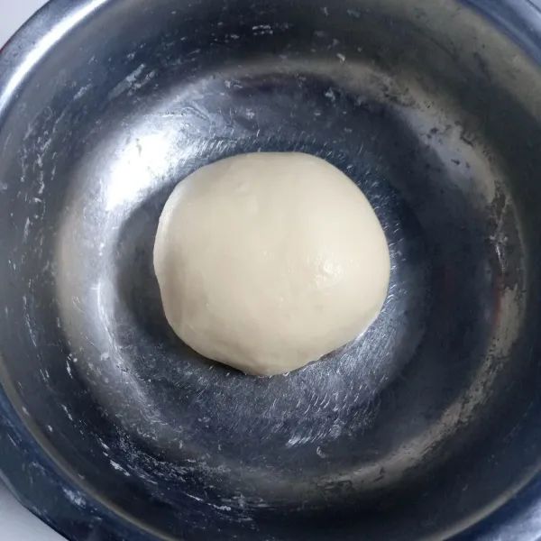 Bentuk bulat adonan. Kemudian proofing selama 40 menit - 1 jam. Atau sampai mengembang 2 kali lipat. Sambil ditutup lap bersih.