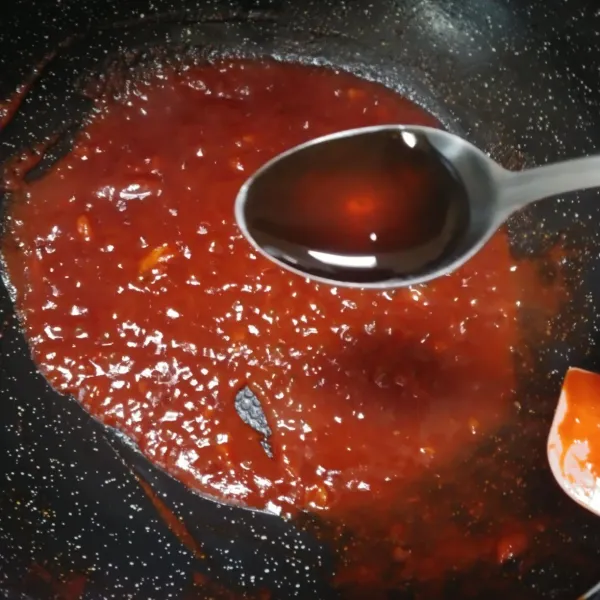 Masukan saus gochujang, saus sambal dan saus tomat, aduk sebentar. Tambahkan sedikit air agar tidak terlalu kental, lalu masukkan madu, aduk hingga rata.