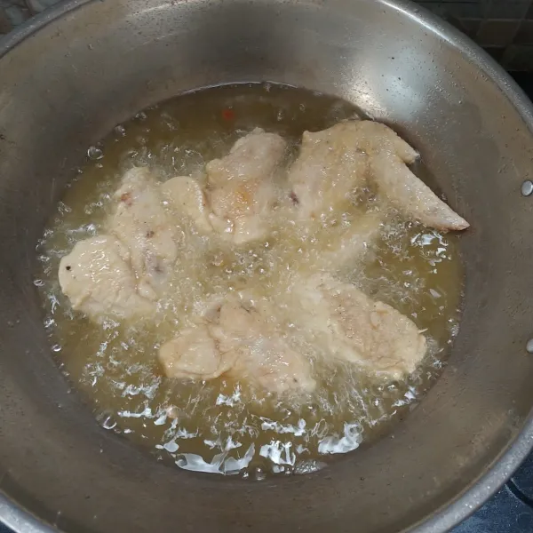 Panaskan minyak, lalu goreng sayap ayam hingga matang, angkat dan tiriskan.