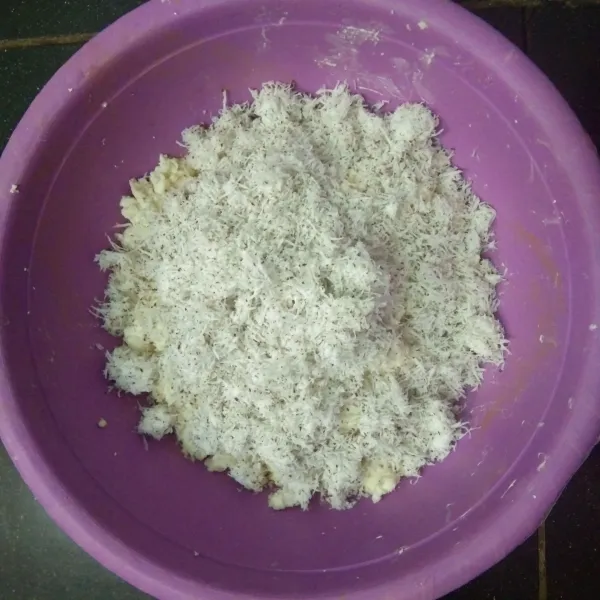 Masukan singkong dan kelapa yang sudah diparut serta tambahkan garam