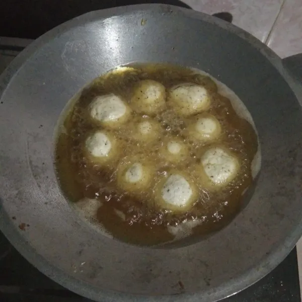 Setelah semua adonan di isi gula merah dan berbentuk bulat-bulat, goreng adonan misro menggunakan minyak panas dengan api sedang.