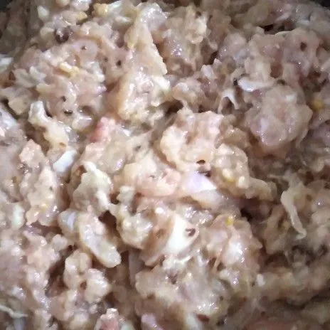 Filet ayam dicuci dan haluskan (Saya lebih suka agak kasar tekstur nya, opsional ya) lalu beri bumbu-bumbu nya. Aduk rata.
