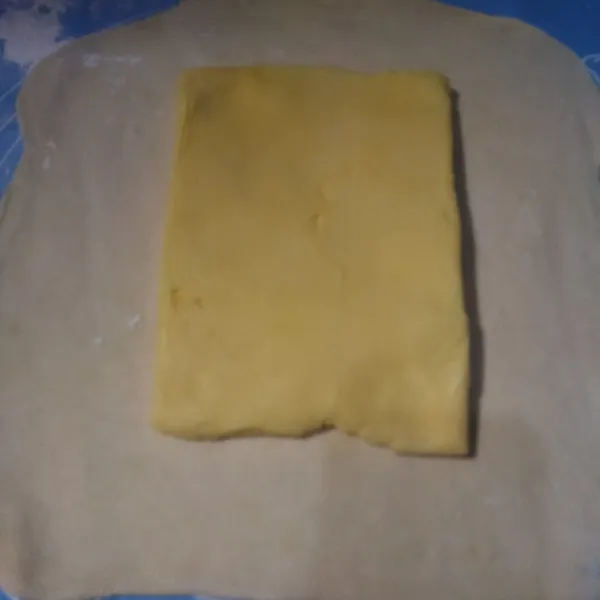 Lalu pipihkan adonan, lalu taruh korsvet di tengah adonan.