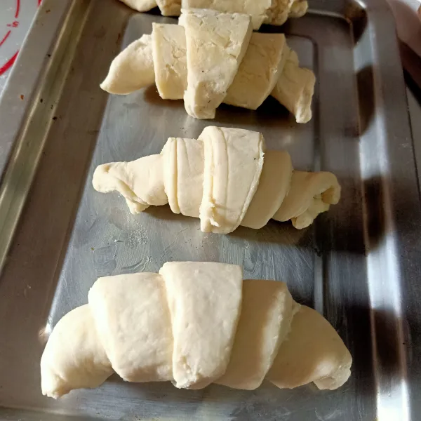 Ambil 1 bagian segitiga. Tarik tarik perlahan sekitar 3 cm. Beri potongan pada bagian bawah tengah. Kemudian gulung adonan ke arah depan. Dari bagian lebar ke bagian kecil. 

Susun croissant dalam loyang yang sudah di alasi kertas roti. Bagian ekor yg kecil berada di bawah, tekan sedikit pada croisant agar menempel sempurna di kertas roti/ loyang.Istirahatkan selama 30 menit.Lalu Panaskan oven sambil kita olesi croissant yang tadi.Panggang selama 20 menit 200' atau sesuai oven masing-masing