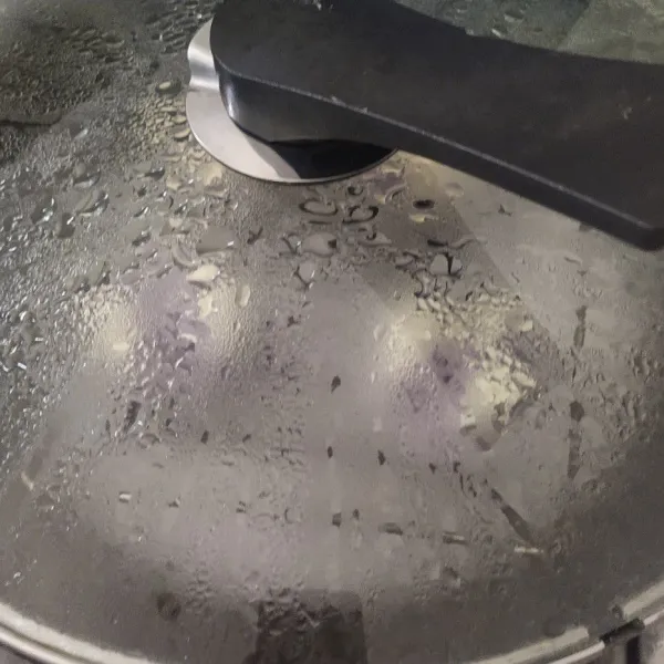 Sebelum memasukkan adonan ke cup, panaskan kukusan. Lalu kukus adonan 15 menit dengan ditutup.