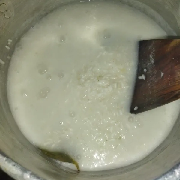 Lalu cuci beras, kemudian siapkan panci. Masukkan beras yang sudah dicuci, air, santan, garam dan daun salam, lalu aduk rata.