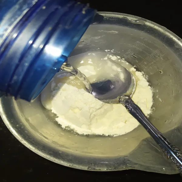 Larutkan 2 sdm tepung terigu dengan sedikit air, sisihkan.
