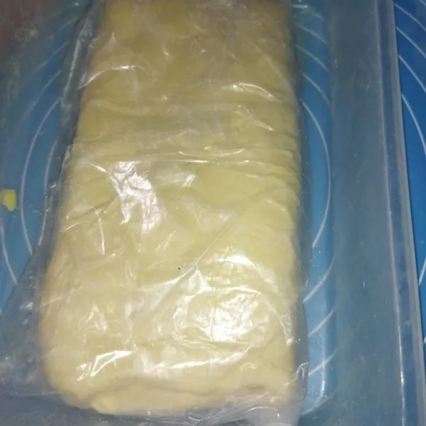 Lalu bungkus kembali adonan dengan plastik, lalu simpan 30 menit di kulkas, lalu keluarkan lagi adonan dari kulkas, pipihkan adonan, lipat single fold lagi, bungkus plastik lagi, simpan di kulkas selama 30 menit, ulangi lagi step di no.7 ini yaitu lipat single 2 x lagi. setiap setelah melipat masuk kulkas selama 30 menit dan yang yang lipatan terakhir disimpan dikulkas semalam atau minimal 8 jam. Setelah 8 jam, keluarkan adonan, lalu bagi adonan menjadi 2 bagian, lalu 1 bagian dibungkus plastik lagi, lalu simpan di kulkas (batas maximal adonan disimpan di kulkas adalah 3 hari).