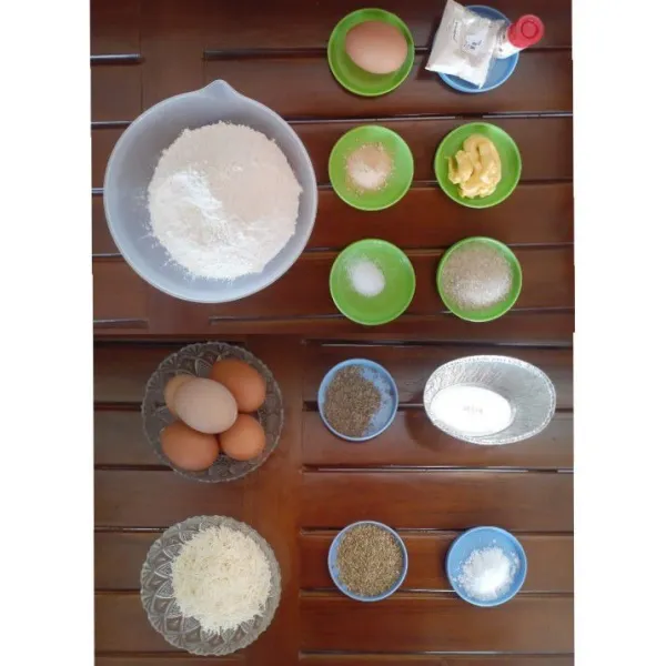 Siapkan semua bahan dan perlengkapan. Campur tepung terigu dengan bahan kering yakni bawang putih bubuk, vanili bubuk, soda kue, pelembut roti, gula pasir, lalu aduk rata.