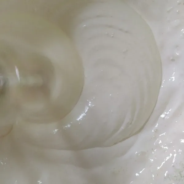 Kocok telur, gula dan sp bersamaan, hingga kental, putih berjejak. Gunakan mixer speed tinggi.
