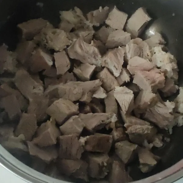 Rebus daging hingga benar-benar empuk, kemudian potong kecil-kecil.