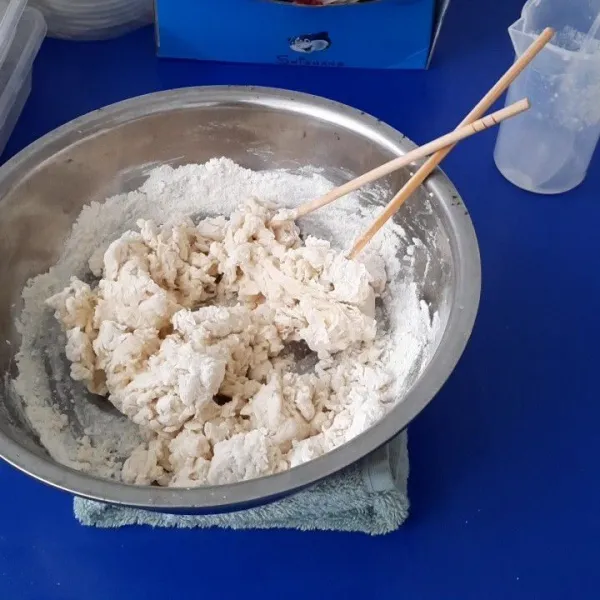 Jika sudah seperti ini, masukkan garam kemudian lanjutkan menguleni dengan tangan hingga kalis.