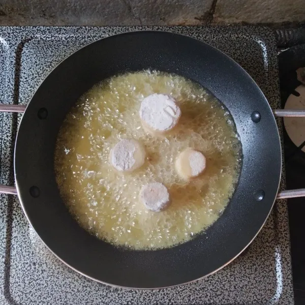 Panaskan minyak dengan api sedang kecil, goreng terong dengan bagian yang di iris menghadap ke bawah agar terong mekar.