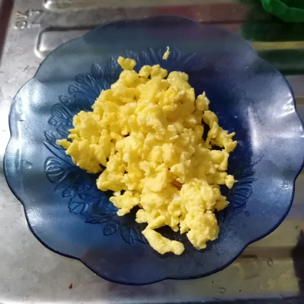 Panaskan 1 sdm minyak goreng, masukkan telur. Buat orak-arik, sisihkan.