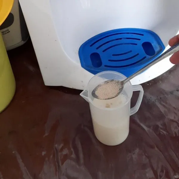 Aduk hingga susu kental manis tercampur rata, masukkan ragi instan. Diamkan selama 15 menit atau berbuih.