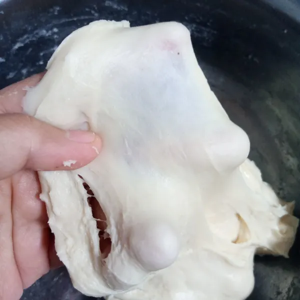 Tambahkan garam. Kemudian uleni sampai kalis elastis.