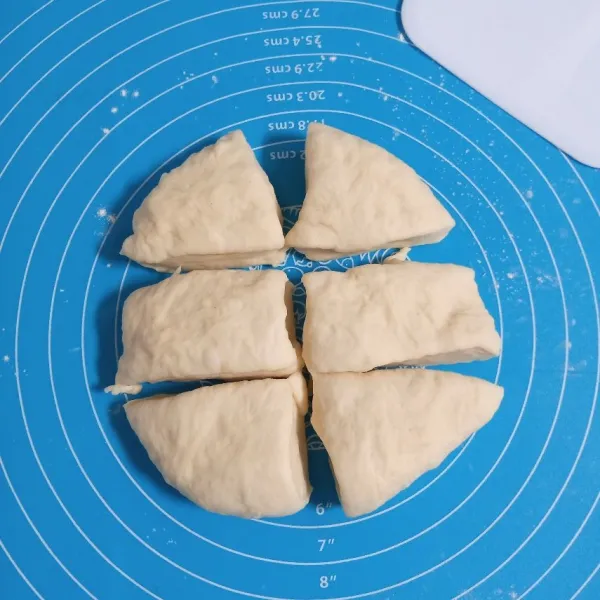 Kempiskan adonan. Kemudian bagi menjadi 6 bagian.